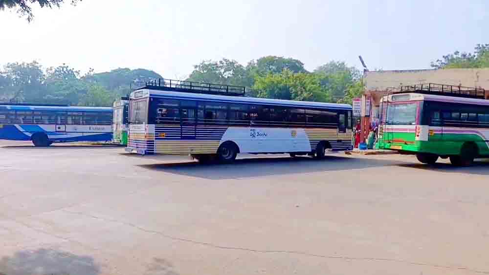 Pallevelugu-Buses-Madhira